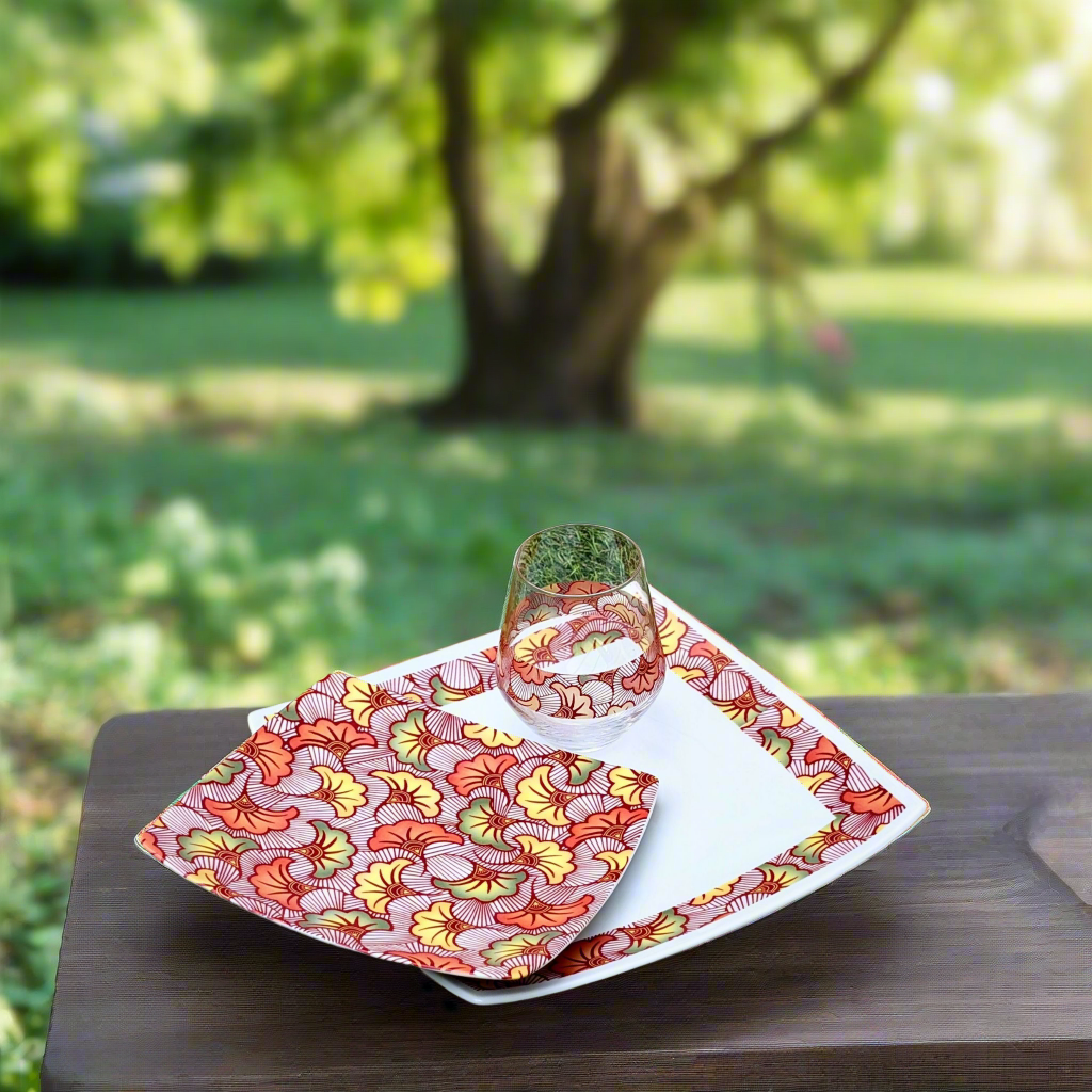 Coffret d'assiettes en porcelaine fine Française fabriquées à la demande avec motif anneau combiné WAX d'afrique "Fleurs de Mariage" rouges dans coffrets de 12