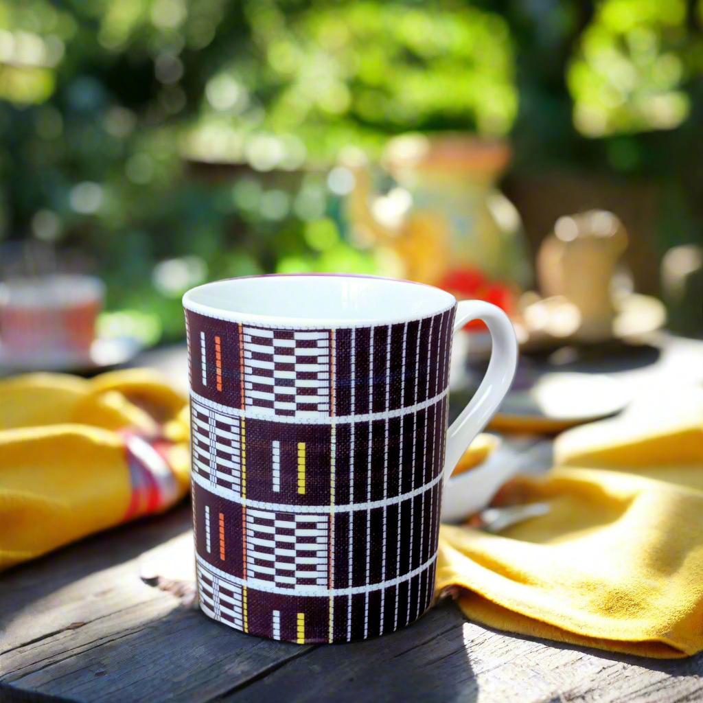 Mug en porcelaine fine Française fabriqué à la demande, motif de Côté d'Ivoire, extérieur "Sénoufo bleu indigo"