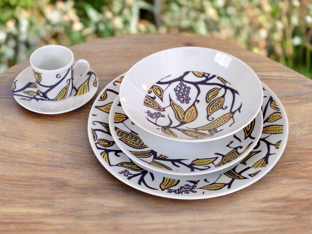 Tasse à Café avec soucoupe en porcelaine fine Française fabriquées à la demande motif plein WAX d'afrique "Makaïva"
