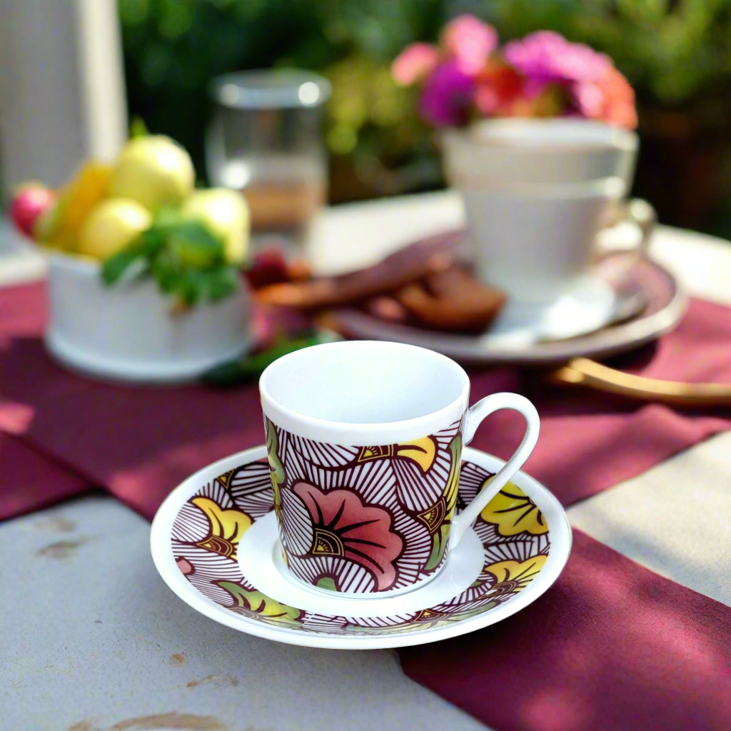 Tasse à Café avec soucoupe en porcelaine fine Française motif plein wax d'Afrique "Fleurs de Mariage" rouge bordeaux
