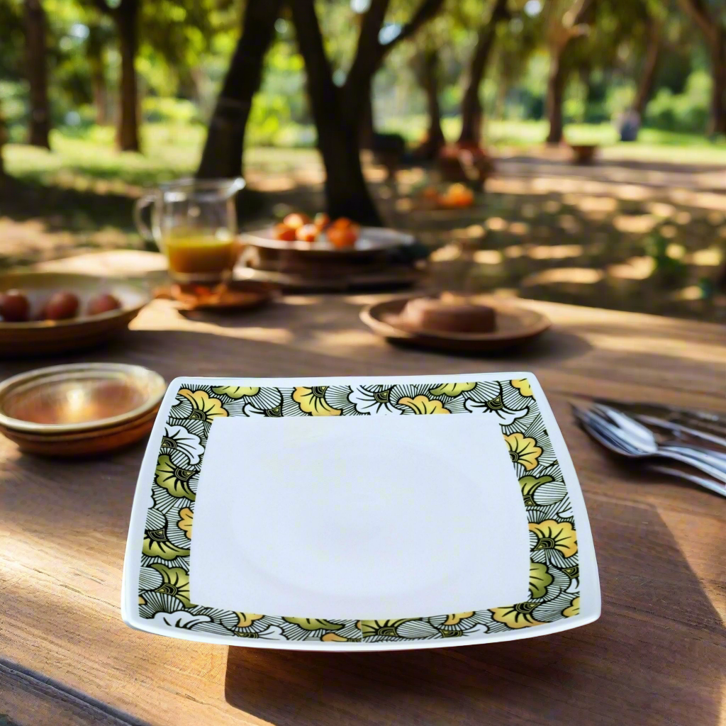 Coffret d'assiettes en porcelaine fine Française fabriquées à la demande avec motif anneau combiné WAX d'afrique "Fleurs de Mariage" vertes dans coffrets de 12