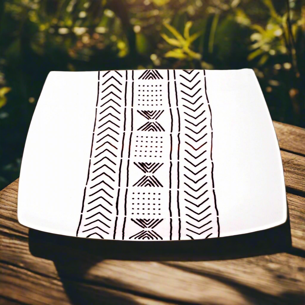 Coffret d'assiettes carrées en porcelaine fine Française fabriquées à la demande avec motif bande ethnique d'Afrique "#kente ou Kita" 4 du Ghana et Togo, présenté dans un coffret de 6 assiettes.
