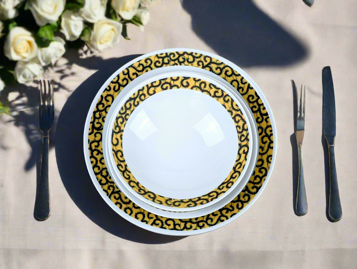 Coffret d'assiettes rondes en porcelaine fine Française fabriquées à la demande avec motif anneaux fins WAX d'afrique "Macaroni ou Conseiller" jaune dans coffret de 6 assiettes.