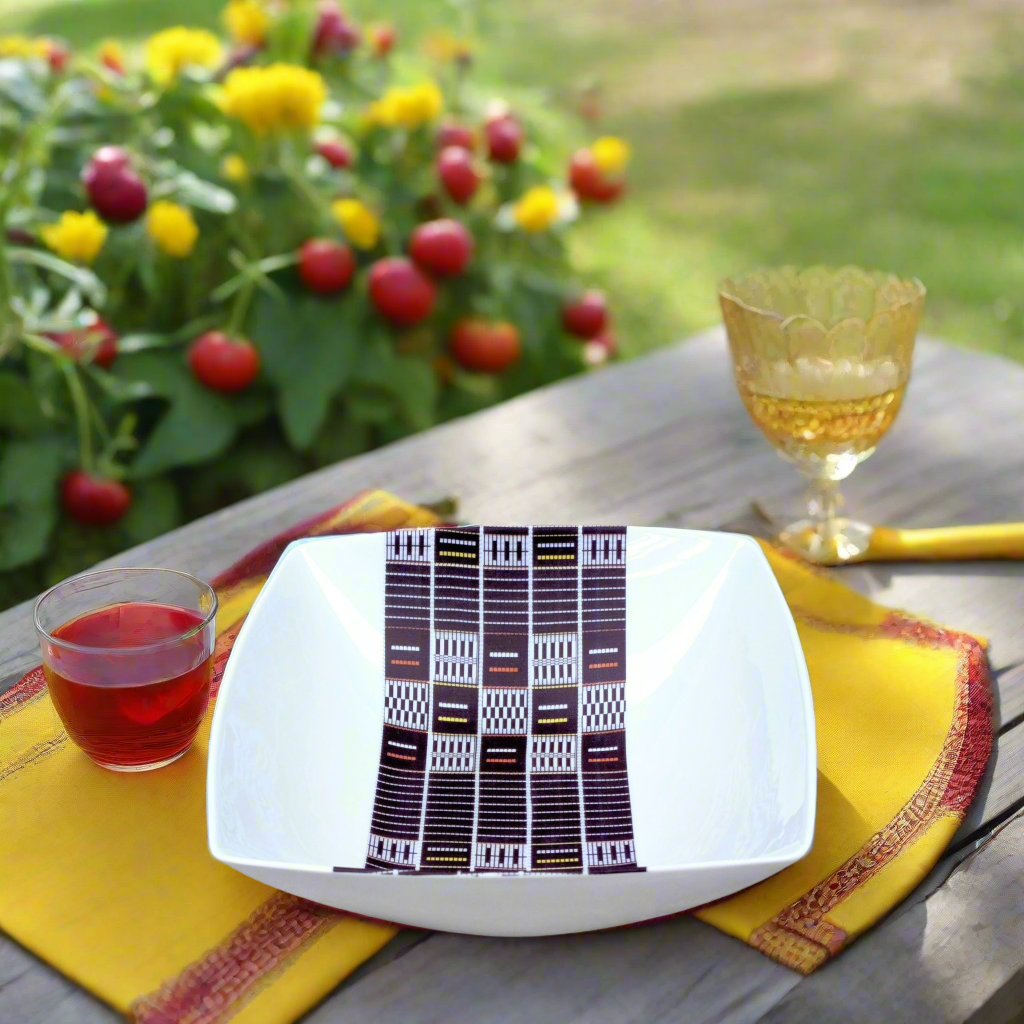 Saladier en porcelaine fine Française fabriqué à la demande motif bande Ethnique d'Afrique "Sénoufo bleu indigo" de Côté d'Ivoire dans coffret