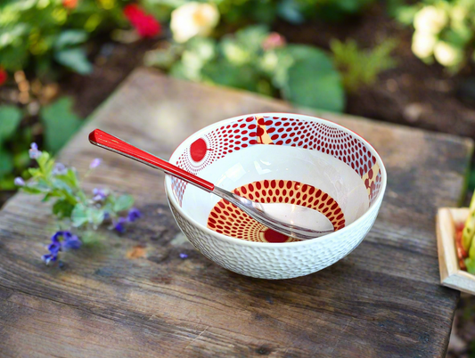 Bol grenaillé à l'extérieur en porcelaine, motif wax d'Afrique "Gammaphone rouge" à l'intérieur