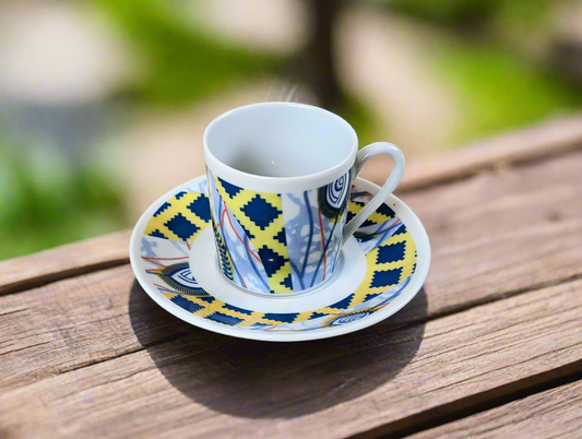 Tasse à Café avec soucoupe en porcelaine fine Française fabriquées à la demande motif plein WAX d'afrique "Oeil de ma co-épouse"