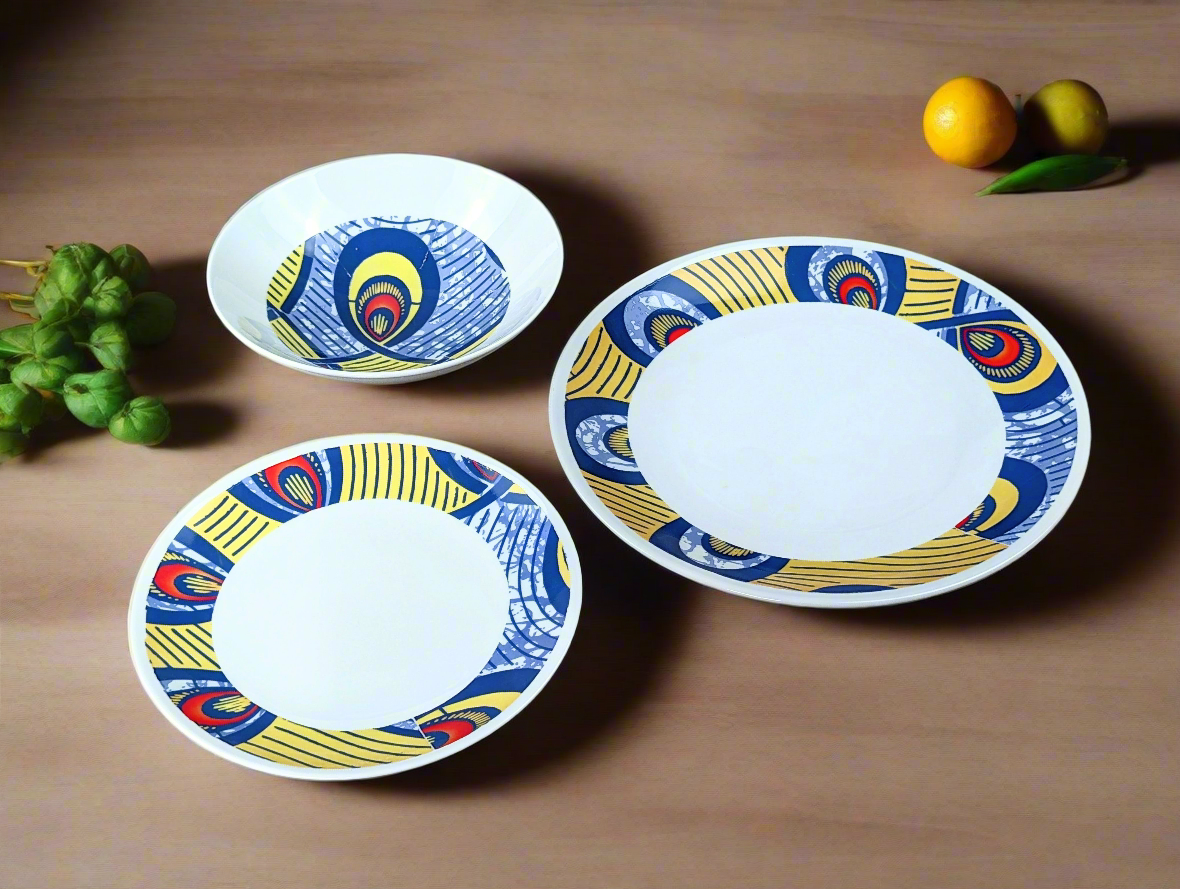 Coffret d'assiettes rondes en porcelaine fine Française fabriquées à la demande avec motif anneaux larges WAX d'afrique "Nos destins entrelacés" dans coffret de 6 assiettes.
