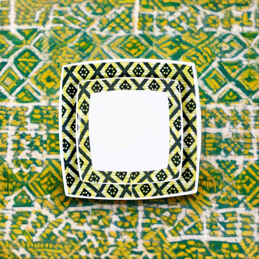 Coffret d'assiettes carrées en porcelaine fine Française fabriquées à la demande avec motif bande yoruba d'Afrique "Ibukunoluwa" dans coffret cadeau de 6 assiettes.