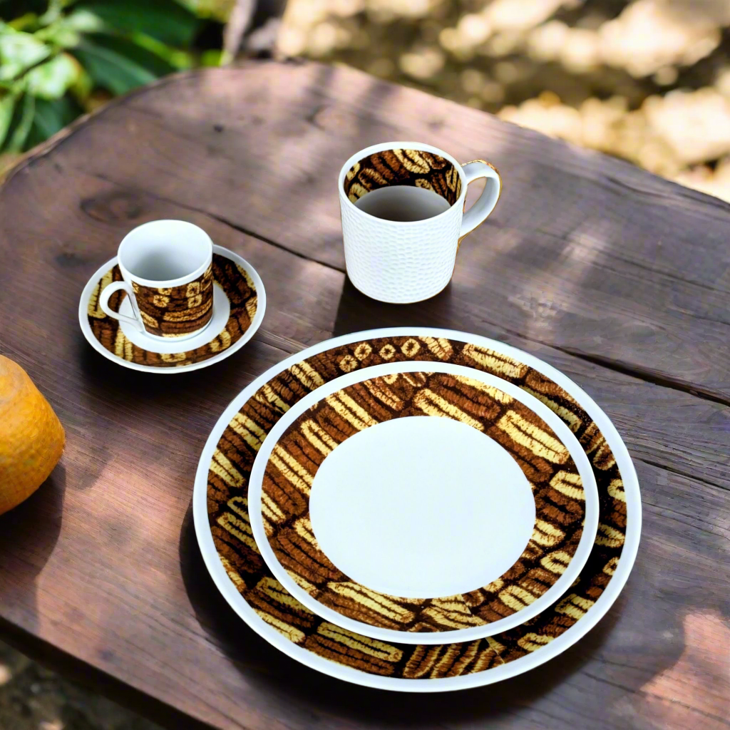 Coffret d'assiettes rondes en porcelaine fine Française fabriquées à la demande avec motif anneaux larges Ethnique de Côté d'Ivoire "Dida" dans coffret de 6