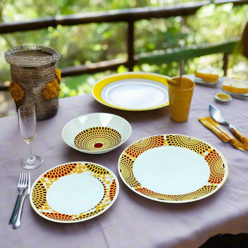 Coffret d'assiettes en porcelaine Française fabriquées à la demande avec motif anneaux larges wax d'Afrique Gammaphone orange dans coffret