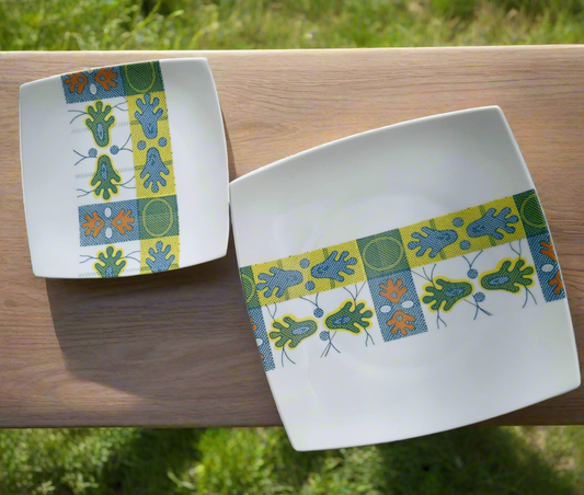 Coffret d'assiettes carrées en porcelaine fine Française fabriquées à la demande avec motif bande WAX d'afrique "Ton pied Mon pied" dans coffret de 12