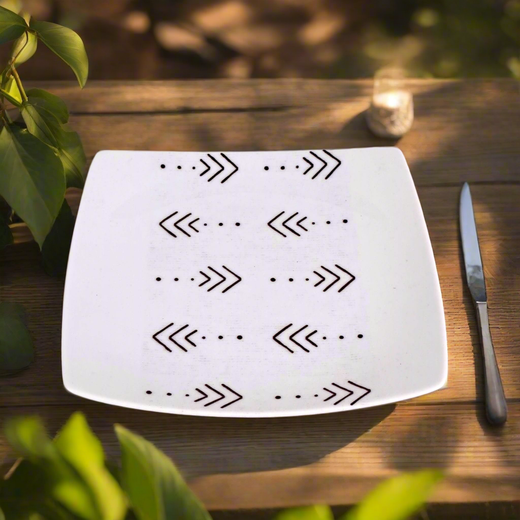 Coffret d'assiettes carrées en porcelaine fine Française fabriquées à la demande avec motif bande ethnique d'Afrique "#kente ou Kita" 3 du Ghana et Togo, présenté dans un coffret de 6 assiettes.