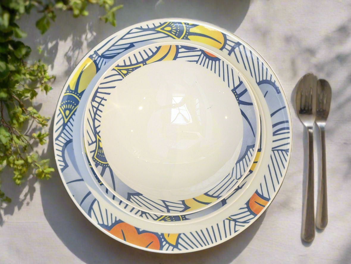Coffret d'assiettes en porcelaine Française fabriquées à la demande avec motif anneaux fins wax d'Afrique "Fleurs de Mariage" dans coffret de 6