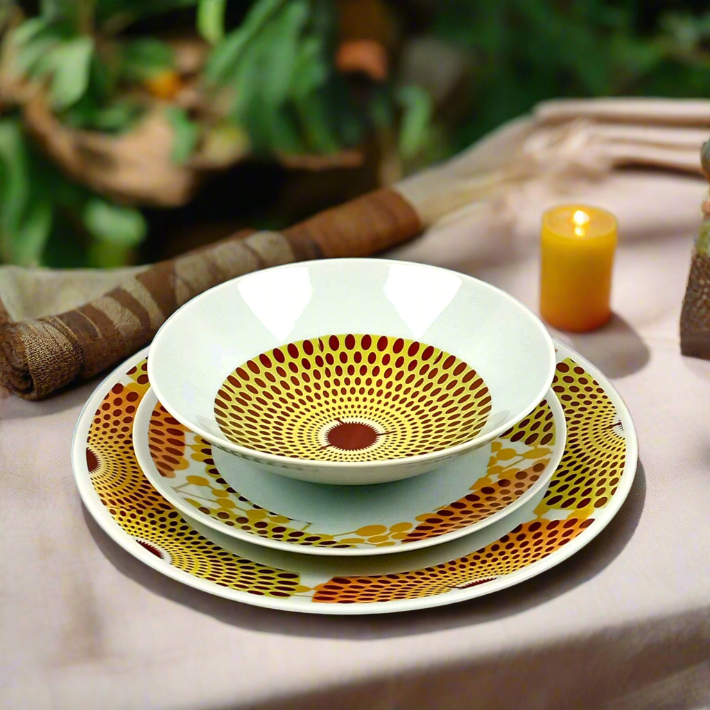 Coffret d'assiettes en porcelaine Française fabriquées à la demande avec motif anneaux larges wax d'Afrique Gammaphone orange dans coffret
