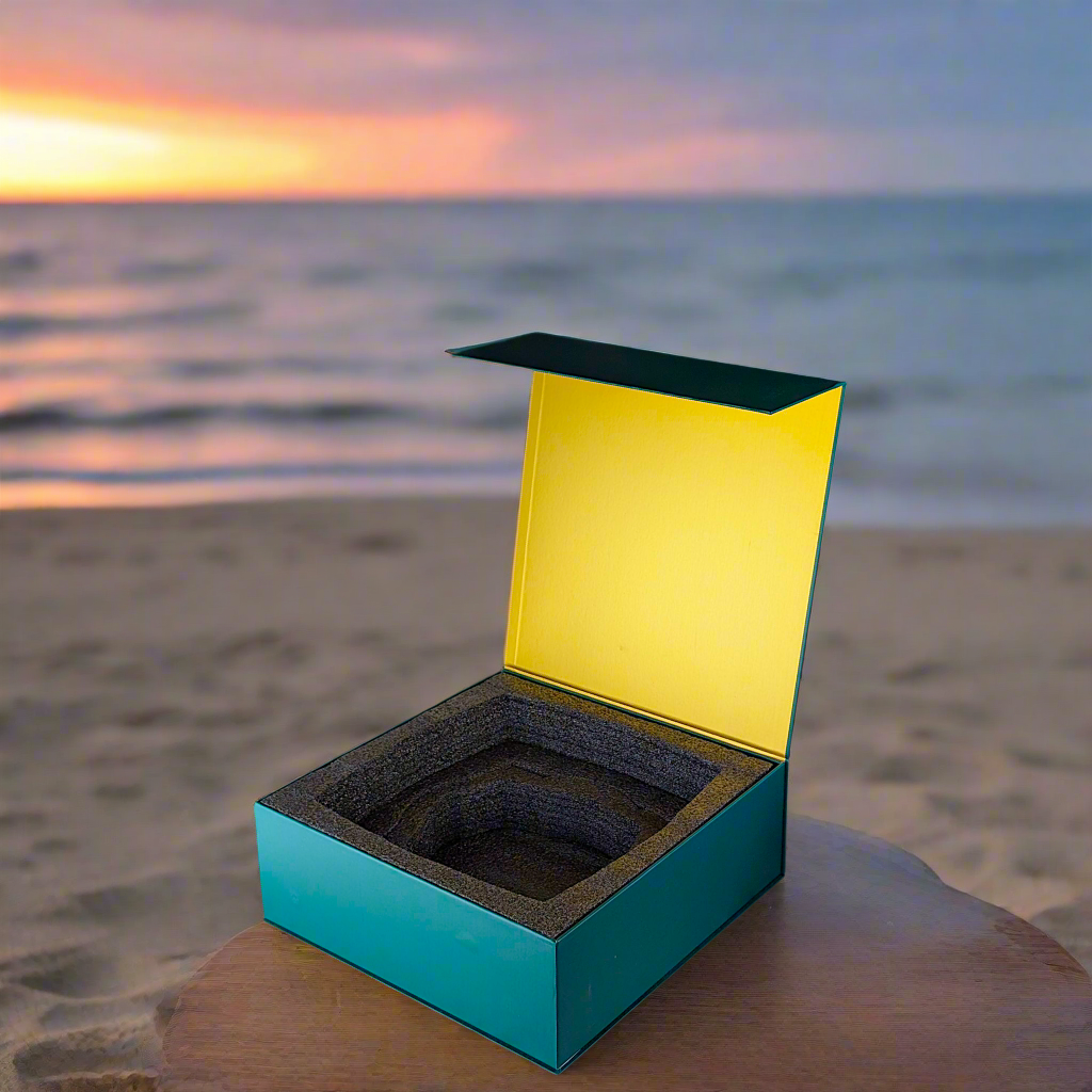 Coffret petit déjeuner en porcelaine fine française, orné d’un motif N'Dop du Cameroun, composé d'une assiette creuse, d'un grand bol et d'un MUG, présentés dans une boîte prestige.