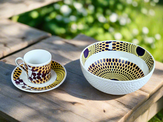 Bol grenaillé à l'extérieur en porcelaine fine Française fabriquées à la demande, motif wax d'Afrique "Gammaphone jaune" à l'intérieur