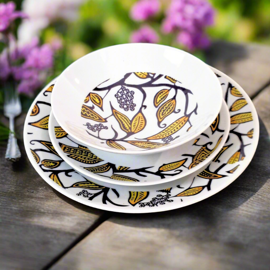 Coffret d'assiettes rondes en porcelaine fine Française fabriquées à la demande avec  motif anneaux larges WAX "Makaïva" dans coffret de 6