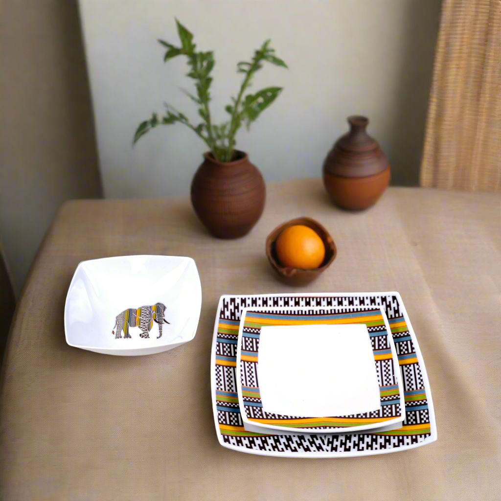 Coffret d'assiettes carrées en porcelaine fine Française fabriquées à la demande avec motif anneau ethnique d'Afrique éléphant "Kounta" ou "Kanta" du Niger, présenté dans un coffret de 6 assiettes