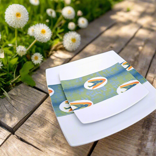 Coffret d'assiettes carrées en porcelaine fine Française fabriquées à la demande avec  motif bande WAX d'afrique "Hirondelles" dans coffret de 12
