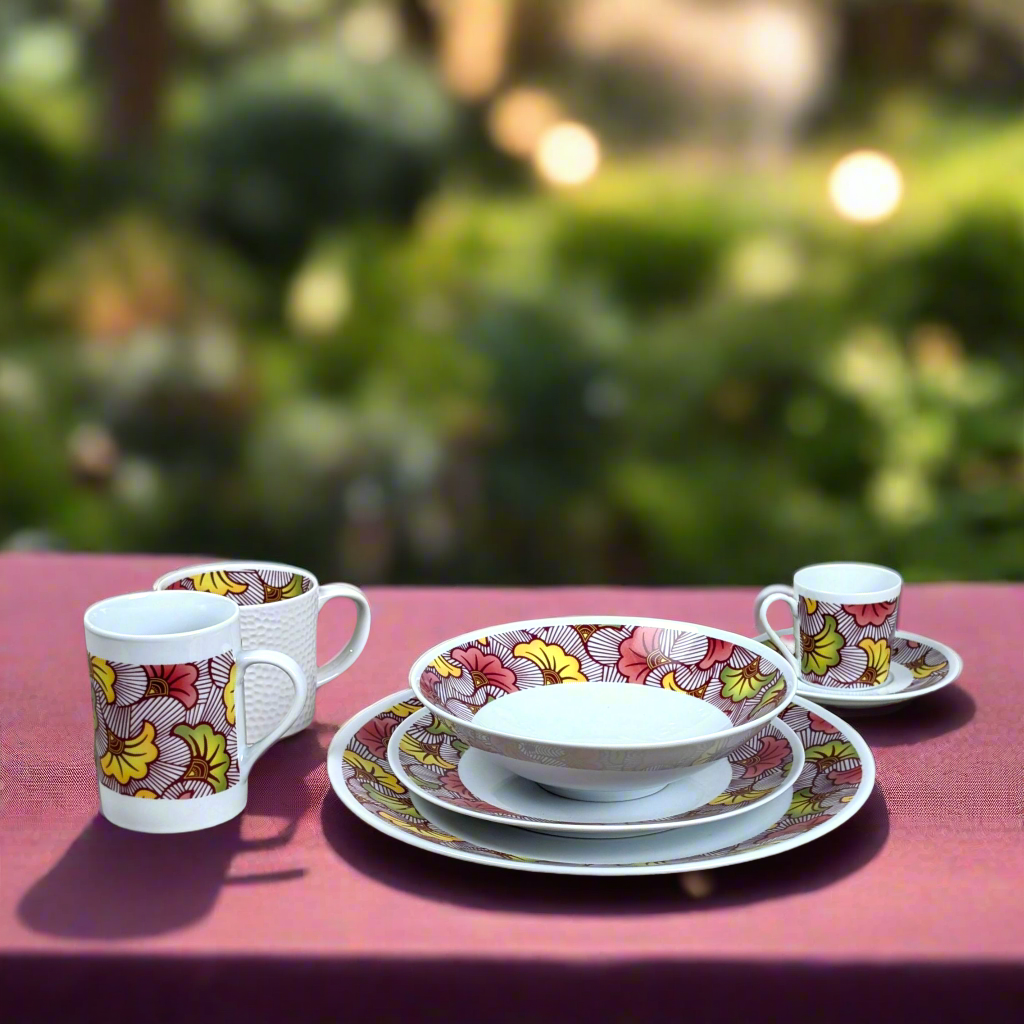Tasse à Café avec soucoupe en porcelaine fine Française motif plein wax d'Afrique "Fleurs de Mariage" rouge bordeaux