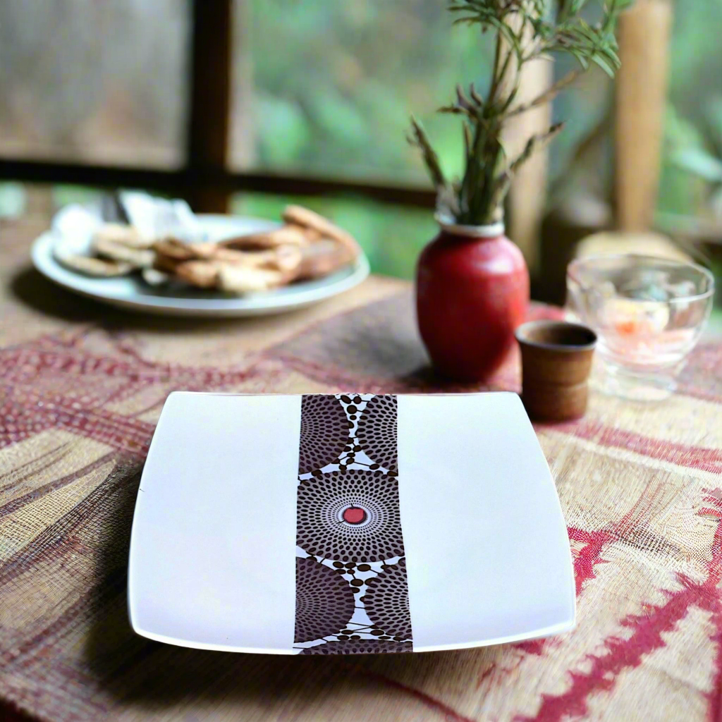 Coffret d'assiettes carrées en porcelaine fine Française fabriquées à la demande avec motif bande Ethnique d'Afrique " masques d'Afrique de l'Ouest et gammaphone noire" dans coffret de 12 assiettes