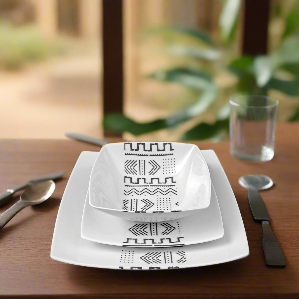 Coffret d'assiettes carrées en porcelaine fine Française fabriquées à la demande avec motif bande ethnique d'Afrique "#kente ou Kita" 2 du Ghana et Togo, présenté dans un coffret de 6 assiettes.