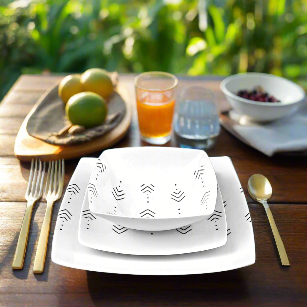 Coffret d'assiettes carrées en porcelaine fine Française fabriquées à la demande avec motif bande ethnique d'Afrique "#kente ou Kita" 3 du Ghana et Togo, présenté dans un coffret de 6 assiettes.