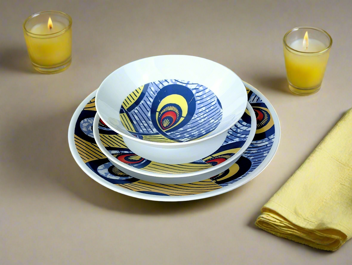 Coffret d'assiettes rondes en porcelaine fine Française fabriquées à la demande avec motif anneaux larges WAX d'afrique "Nos destins entrelacés" dans coffret de 6 assiettes.