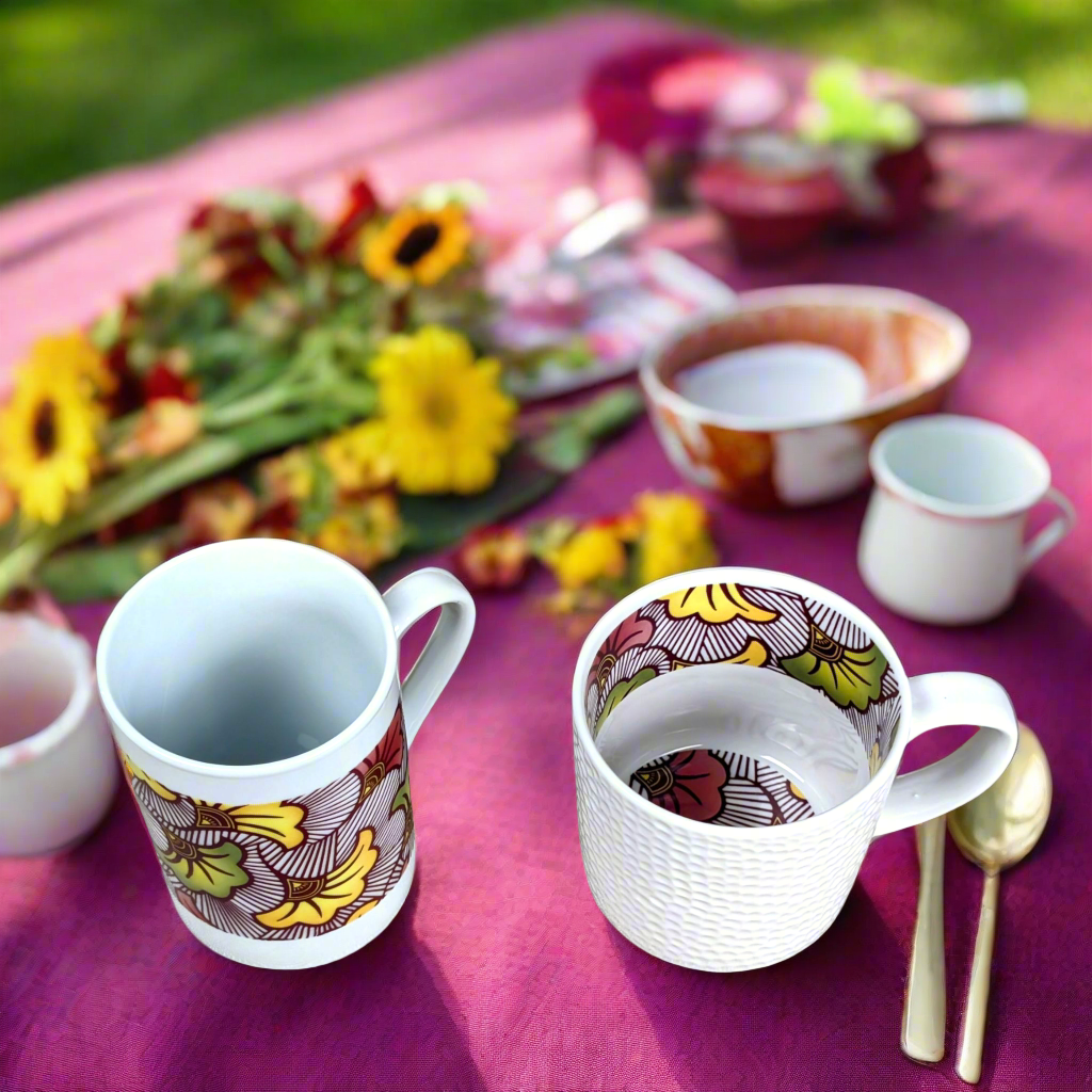 Mug en porcelaine fine Française fabriqué à la demande, motif WAX, extérieur "Fleurs de Mariage" rouge Bordeaux