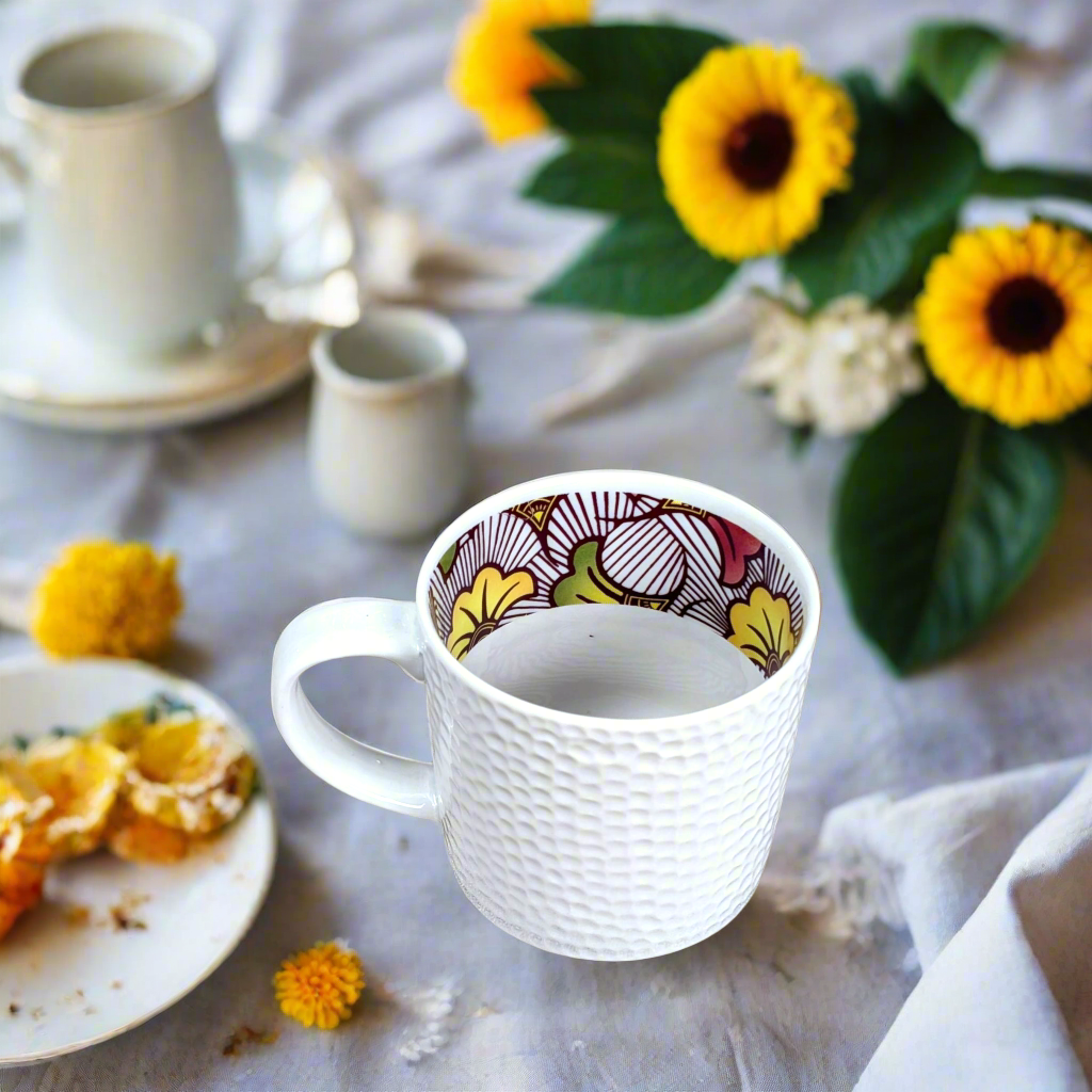 Mug en porcelaine fine Française grenaillé à l'extérieur, motif wax d'Afrique "Fleurs de Mariage" rouge magenta à l'intérieur