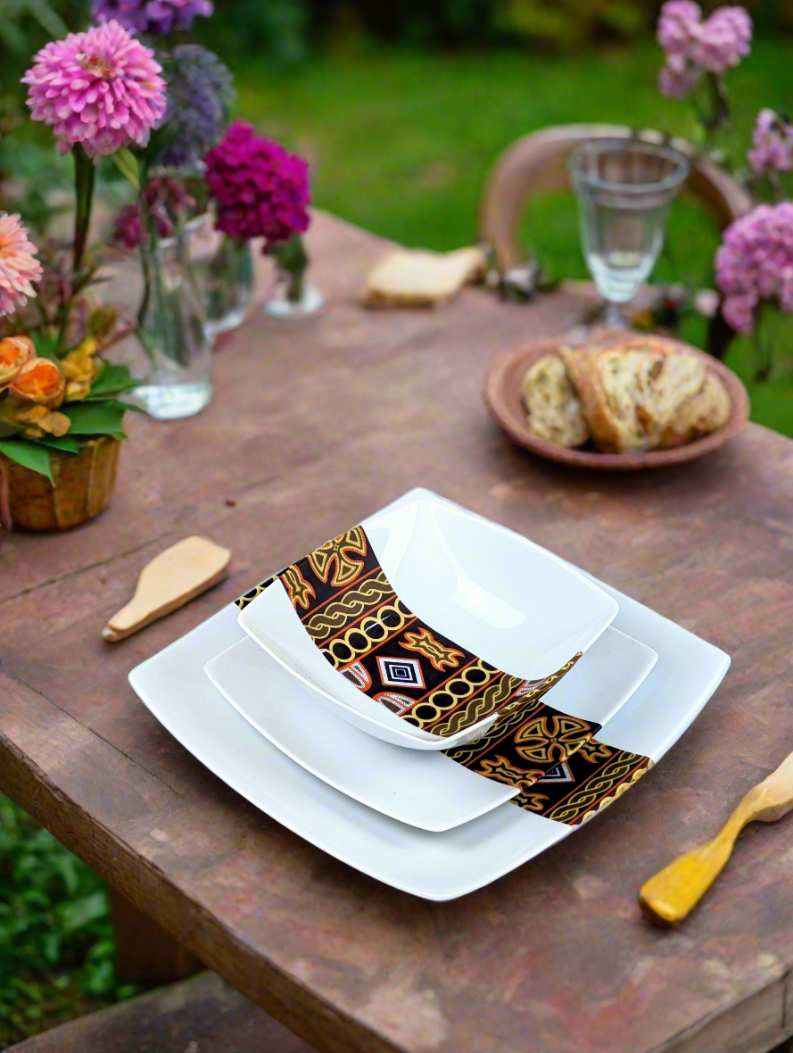 Coffret d'assiettes carrées en porcelaine fine Française fabriquées à la demande avec motif bande ethnique d'Afrique "Ndop" noir du Cameroun, présenté dans un coffret de 6 assiettes.