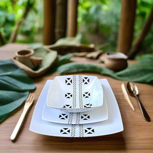Coffret d'assiettes carrées en porcelaine fine Française fabriquées à la demande avec motif bande ethnique d'Afrique "#kente ou Kita du Ghana et Togo, présenté dans un coffret de 6 assiettes.