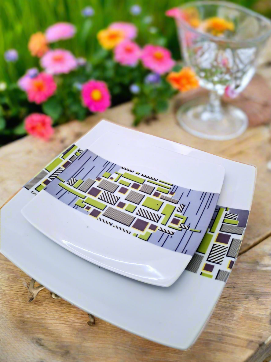 Coffret d'assiettes carrées en porcelaine fine Française fabriquées à la demande avec motif bande WAX d'afrique "Milliardaire" dans coffret de 12
