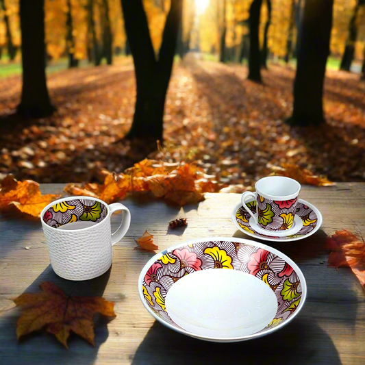 Coffret petit déjeuner en porcelaine fine française, orné d’un motif WAX "Fleurs de Mariage", composé d'une assiette creuse, d'une tasse à  café et d'un MUG, présentés dans une boîte prestige.