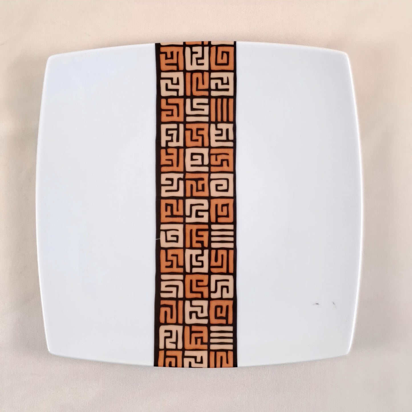 Coffret d'assiettes carrées en porcelaine fine Française fabriquées à la demande avec motif bande ethnique d'Afrique "#Ntshak (#N’tshak) du peuple Kuba ethnie shoowa du Congo, présenté dans un coffret de 6 assiettes.