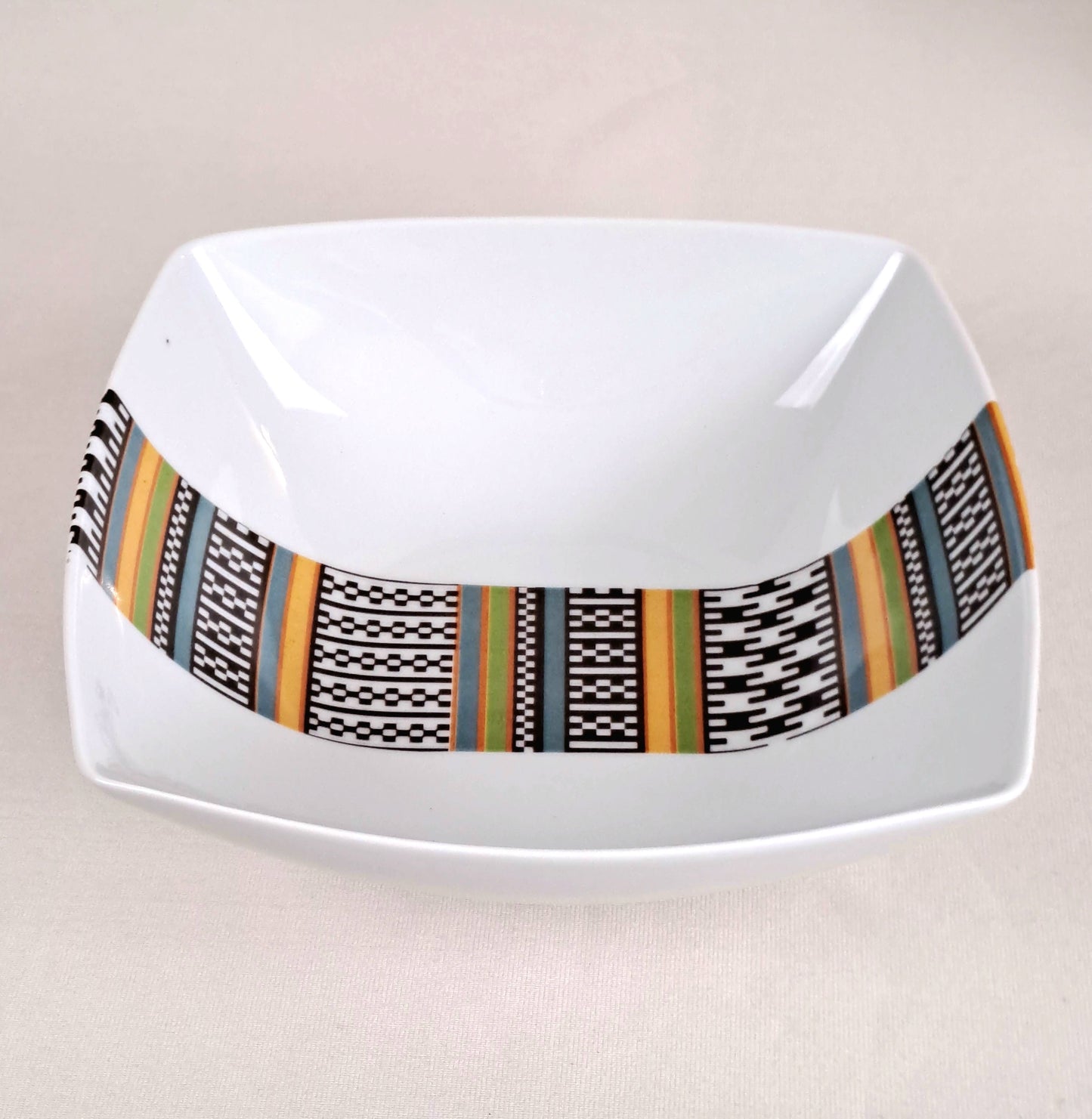 Saladier en porcelaine fine Française fabriquées à la demande motif bande Ethnique d'Afrique "Kanta" du Niger dans coffret