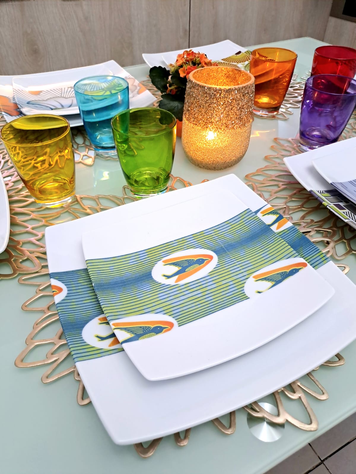 Coffret d'assiettes carrées en porcelaine fine Française fabriquées à la demande avec  motif bande WAX d'afrique "Hirondelles" dans coffret de 12