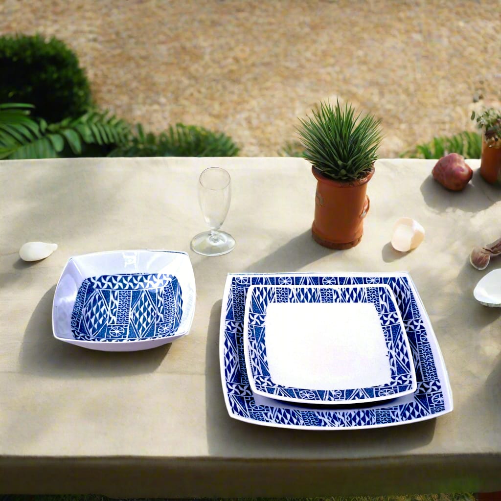 Coffret d'assiettes carrées en porcelaine fine Française fabriquées à la demande avec motif anneau ethnique d'Afrique "Ndop", du Cameroun présenté dans un coffret de 6 assiettes.