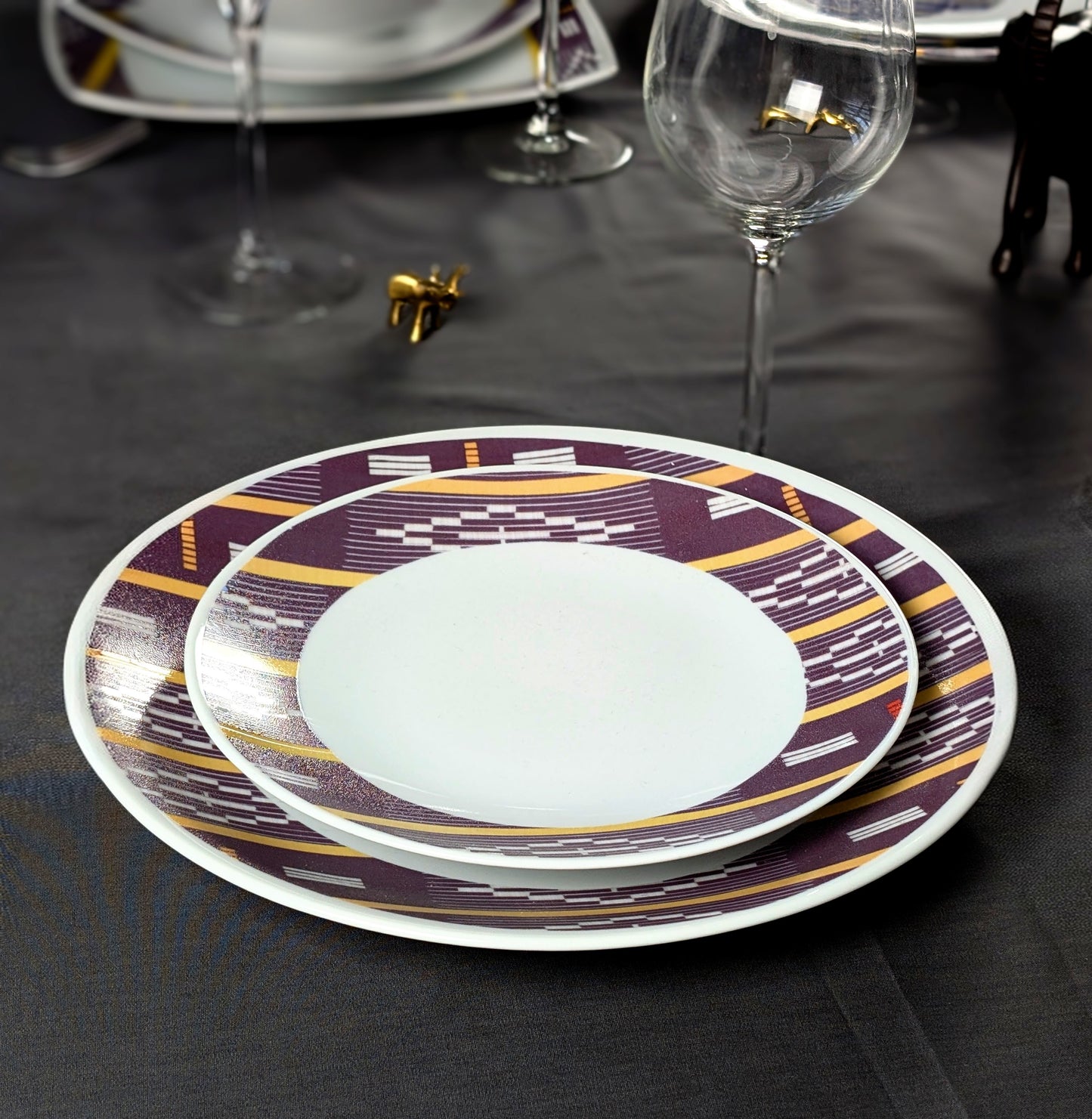 Coffret d'assiettes rondes en porcelaine fine Française fabriquées à la demande avec motif anneaux larges Ethnique d'Afrique "Baoulé" de Côte d'Ivoire dans coffret de 6 assiettes