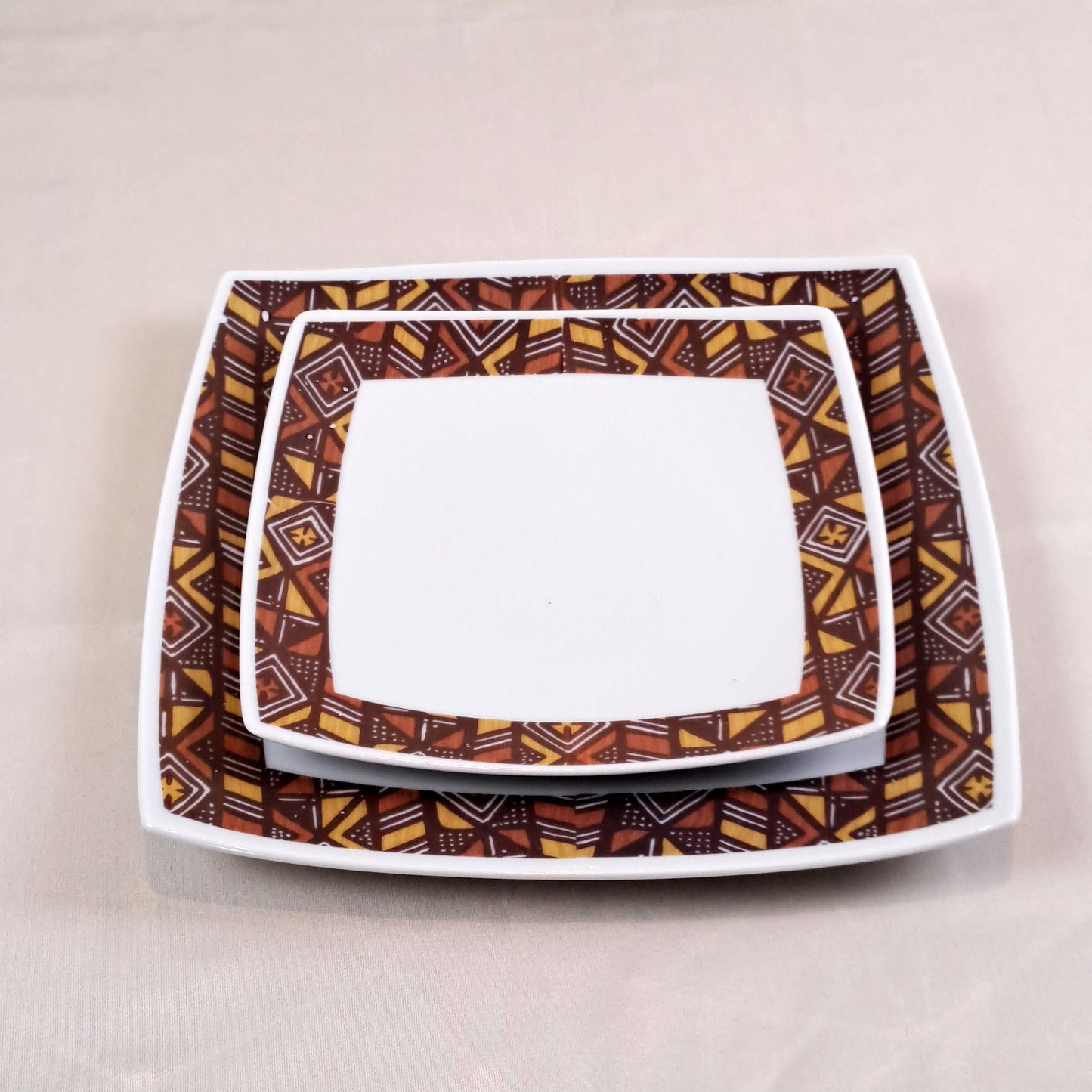 Coffret d'assiettes carrées en porcelaine fine Française fabriquées à la demande avec motif anneau Ethnique d'Afrique "Bogolan Rhinoceros" dans coffret de 6