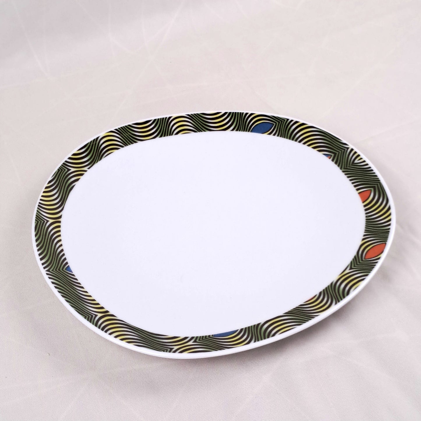 Coffret d'assiettes ovales en porcelaine fine Française fabriquées à la demande avec motif anneau WAX "Oeil de ma rivale" dans coffret de 6 assiettes