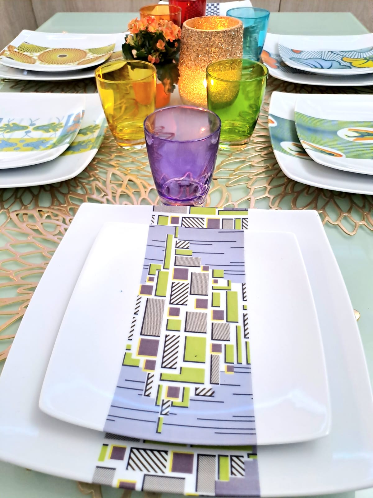 Coffret d'assiettes carrées en porcelaine fine Française fabriquées à la demande avec motif bande WAX d'afrique "Milliardaire" dans coffret de 12