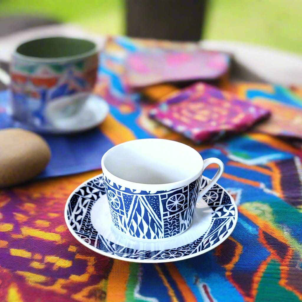 Tasse à Thé avec soucoupe en porcelaine fine Française fabriquée à la demande motif plein "Ndop" bleu du Cameroun