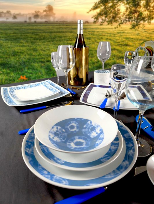 Coffret d'assiettes rondes en porcelaine fine Française fabriquées à la demande avec motif anneaux larges ethnique d'Afrique "Indigo" bleu dans coffret de 6 assiettes