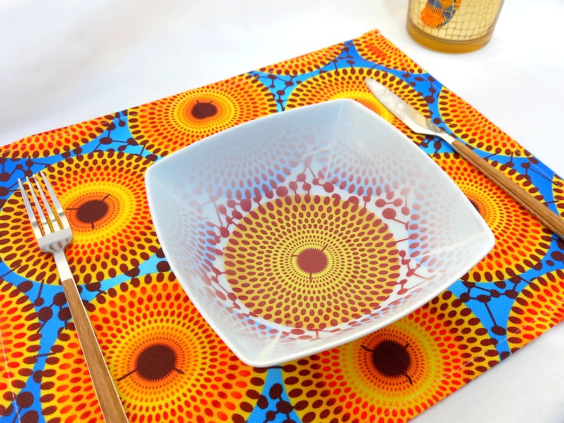 Coffret d'assiettes en porcelaine Française fabriquées à la demande avec  carrées motif plein wax d'Afrique Gammaphone dans coffret de 6