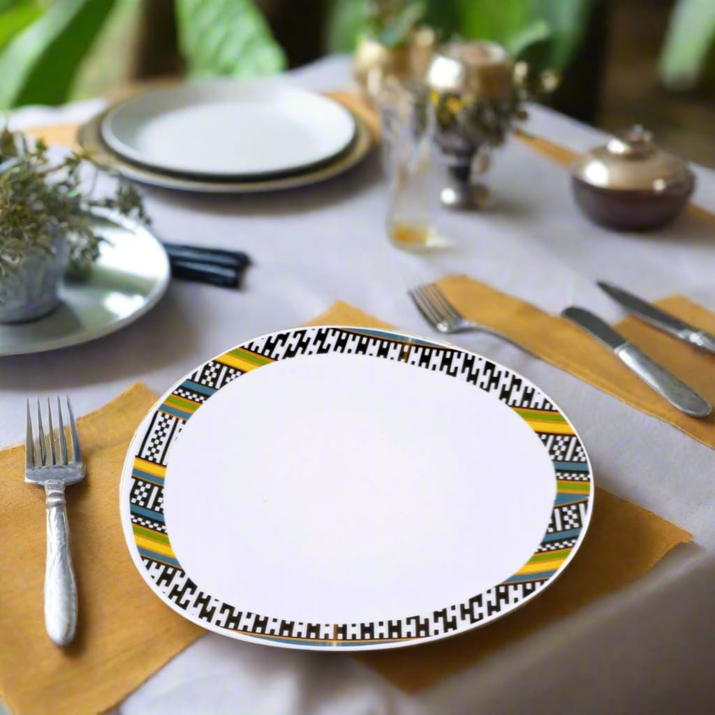 Coffret d'assiettes ovales en porcelaine fine Française fabriquées à la demande avec motif anneau tribal "tera tera", "kounta" "Kanta" dans coffret de 6 assiettes
