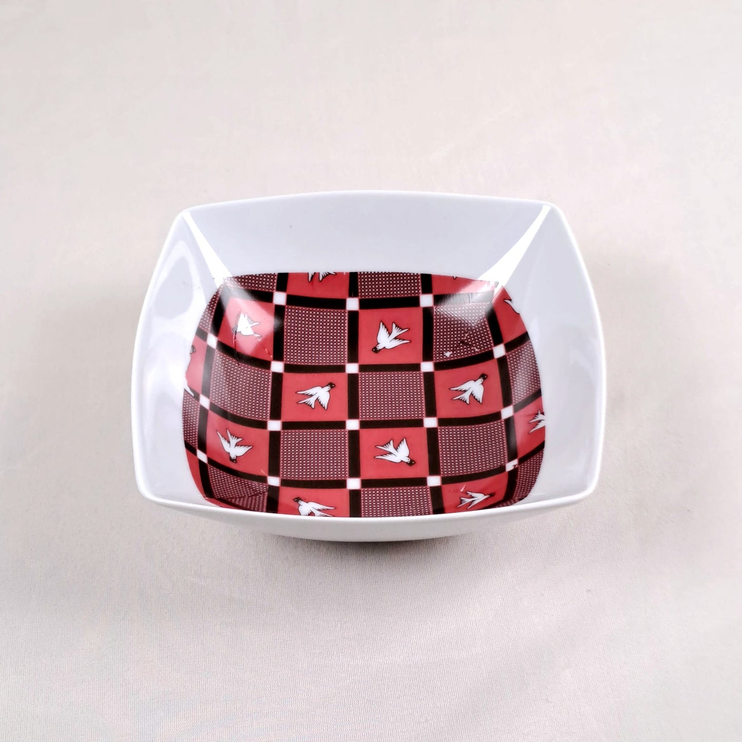 Coffret d'assiettes carrées en porcelaine fine Française fabriquées à la demande avec motif bande Ethnique d'Afrique "Lwili-Pende" du Burkina Faso dans coffret cadeau de 6 assiettes.