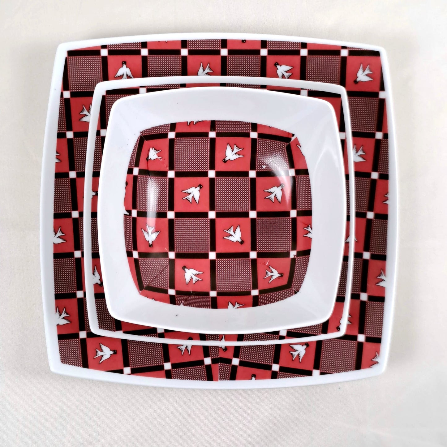 Coffret d'assiettes carrées en porcelaine fine Française fabriquées à la demande avec motif bande Ethnique d'Afrique "Lwili-Pende" du Burkina Faso dans coffret cadeau de 6 assiettes.
