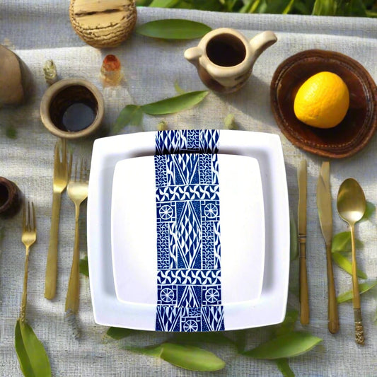 Coffret d'assiettes carrées en porcelaine fine Française fabriquées à la demande avec motif bande ethnique d'Afrique "Ndop" bleu du Cameroun, présenté dans un coffret de 6 assiettes.