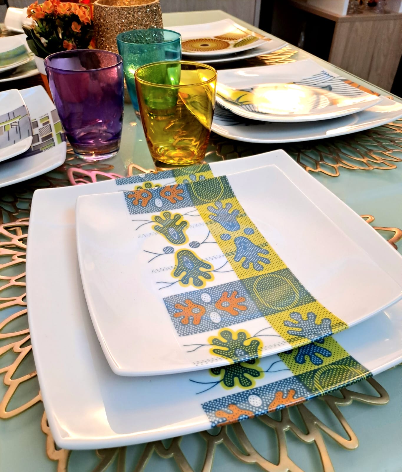 Coffret d'assiettes carrées en porcelaine fine Française fabriquées à la demande avec motif bande WAX d'afrique "Ton pied Mon pied" dans coffret de 12